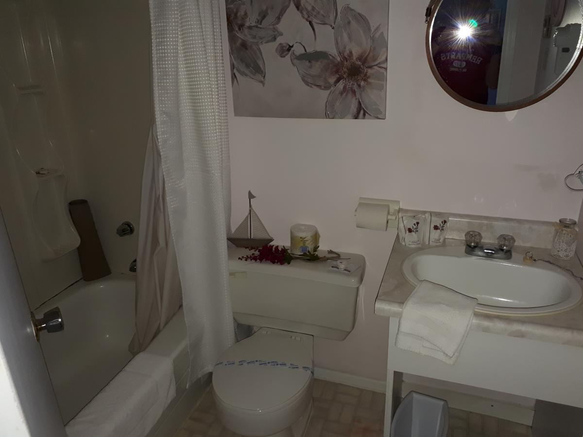 Hotel Au Vieux Bardeau Deschambault Экстерьер фото